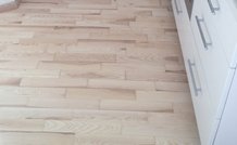 drewniana podłoga w kuchni, cyklinowanie
